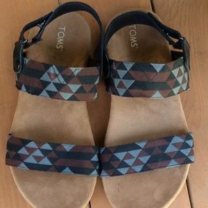 TOMS Men’s Sandals Sz 12 woven geometric pattern